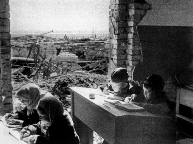 Возрождение Сталинграда начиналось со школ
